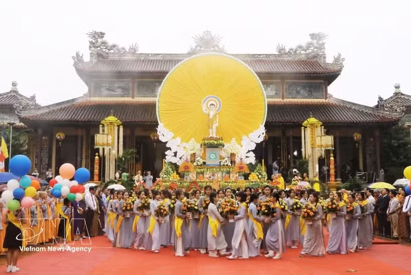 A ritual of Vesak 2025 takes place on May 12, 2025 at Tu Dam pagoda in Hue city.(Photo: VNA) 