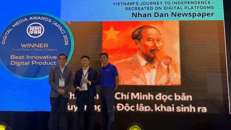 Journalist Nguyen Hoang Nhat (centre), Deputy Head of Nhan Dan Online, received the awards at the Digital Media Awards Asia 2026.