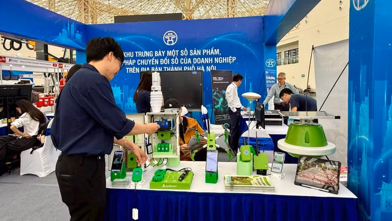 An exhibition area showcases Ha Noi’s digital transformation products at the Viet Nam Exhibition Centre.