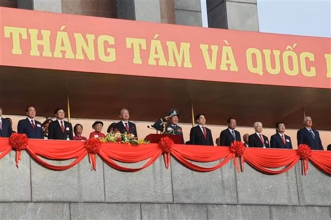 Party and State leaders, together with former leaders, perform the flag-salute ceremony. (Photo: VNA)