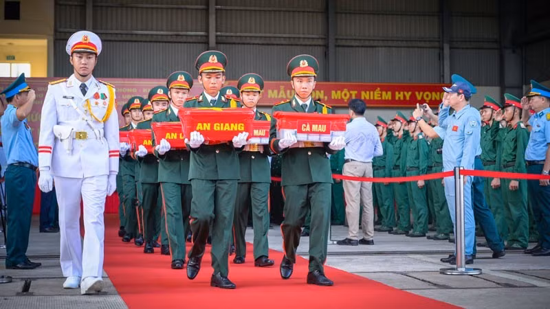 More than 15,000 samples of martyrs’ remains from An Giang, Can Tho, Dong Thap, Vinh Long, and Ca Mau are loaded onto an aircraft bound to Ha Noi. (Photo: PHUONG VU)