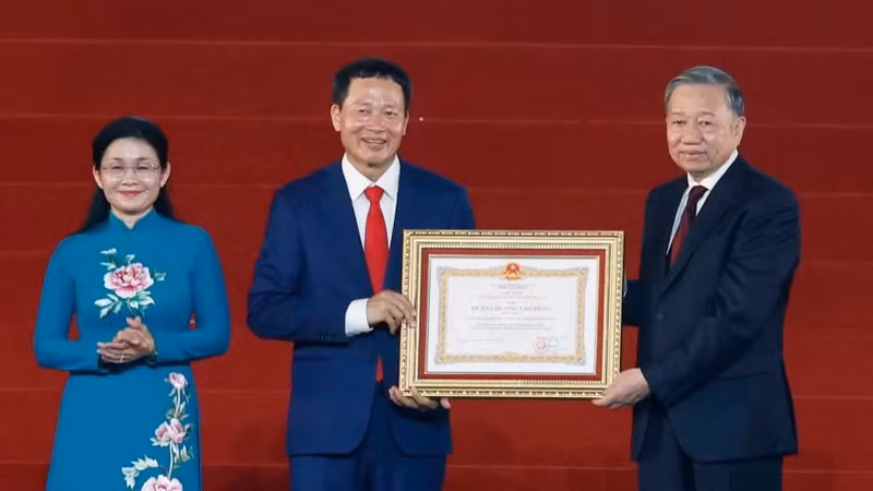 Party General Secretary and State President To Lam presents the National Assembly’s resolution on the establishment of Dong Nai city to local officials at the ceremony on May 18, 2026. (Photo: Thien Vuong)