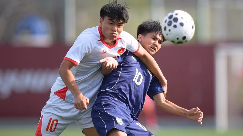 Viet Nam and Thailand’s U23 teams during their most recent encounter at the CFA Team China 2026 tournament. (Photo: VFF)