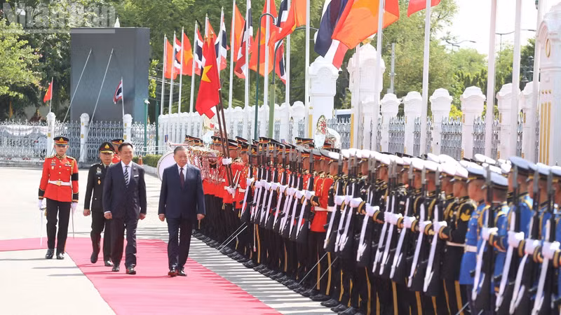 General Secretary and President To Lam and Thai Prime Minister Anutin Charnvirakul walk past the military band. (Photo: Minh Thang)