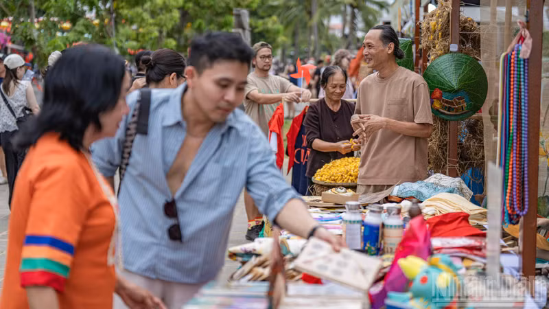 At Hoai River Square and An Hoi Sculpture Garden, numerous handicraft stalls and recycled-craft and mask-painting workshops welcome attendees.