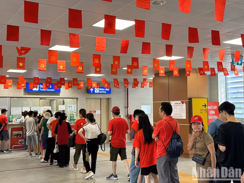 Despite the large number of passengers, there is no overcrowding at Cat Linh Station.