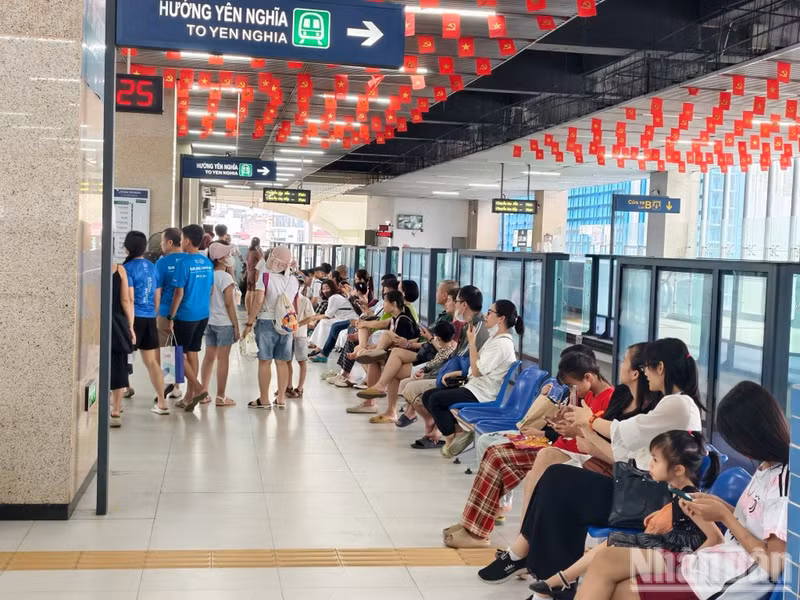 The stations are bustling with visitors, underscoring the strong appeal of public transport during the holiday.