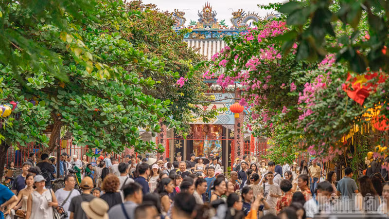 Chau Thuong Van Street in the town centre draws immense crowds.
