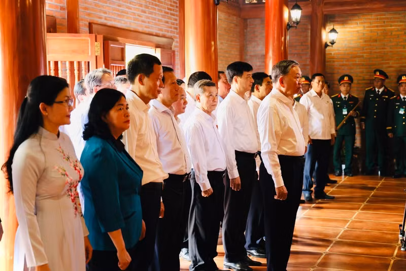 Party General Secretary and State President To Lam offers incense in commemoration of President Ho Chi Minh at the memorial house located within the Dong Nai Party Committee headquarters. (Photo: Thien Vuong)
