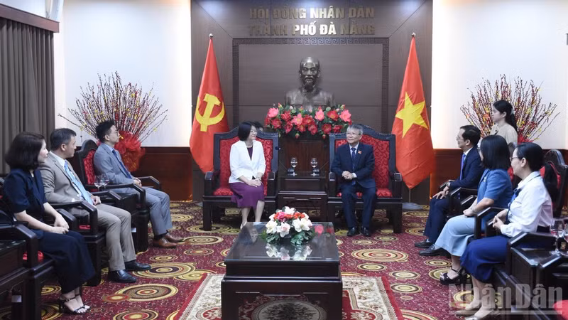 Da Nang Deputy Secretary Nguyen Duc Dung meets Chinese Consul General in Da Nang Li Weiwei. (Photo: Anh Dao)