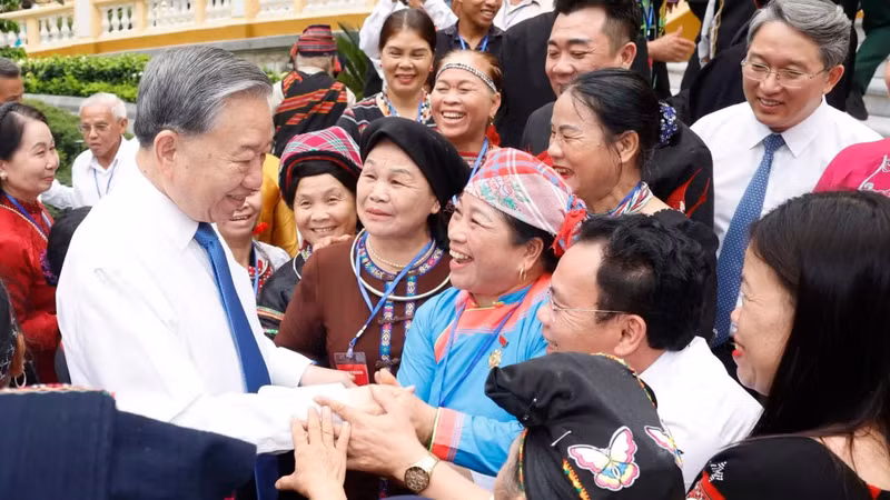 Party General Secretary and State President To Lam meets with village elders, community leaders, artisans, and prominent figures of ethnic minorities from nationwide in Ha Noi on April 18. (Photo: VNA)