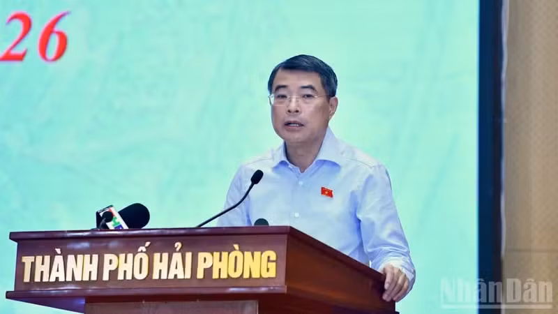 Prime Minister Le Minh Hung speaks at the meeting with Hai Phong voters. (Photo: Thanh Giang)