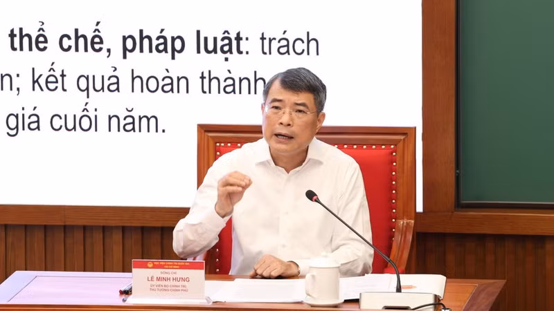 Prime Minister Le Minh Hung delivers a thematic presentation to participants of the second refresher course on knowledge and skills for members of the 14th Party Central Committee on September 16, 2026. (Photo: Lai Hoa)