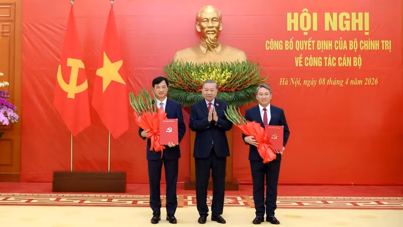 Party General Secretary and President To Lam presents Politburo decisions and congratulates Nguyen Duy Ngoc and Nguyen Hai Ninh on their new appointments. (Photo: Dang Khoa) 