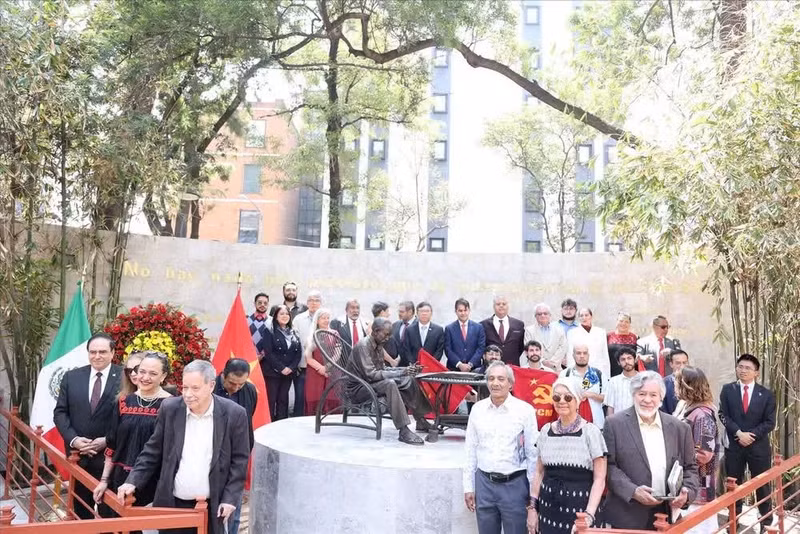 Delegates pose for a photo at the Ho Chi Minh monument in Mexico City. (Photo: VNA)