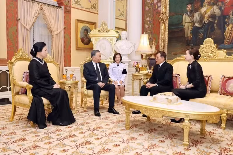 General Secretary of the Communist Party of Viet Nam Central Committee and State President To Lam and his spouse Ngo Phuong Ly meet with King Maha Vajiralongkorn and Queen Suthida. (Photo: VNA)