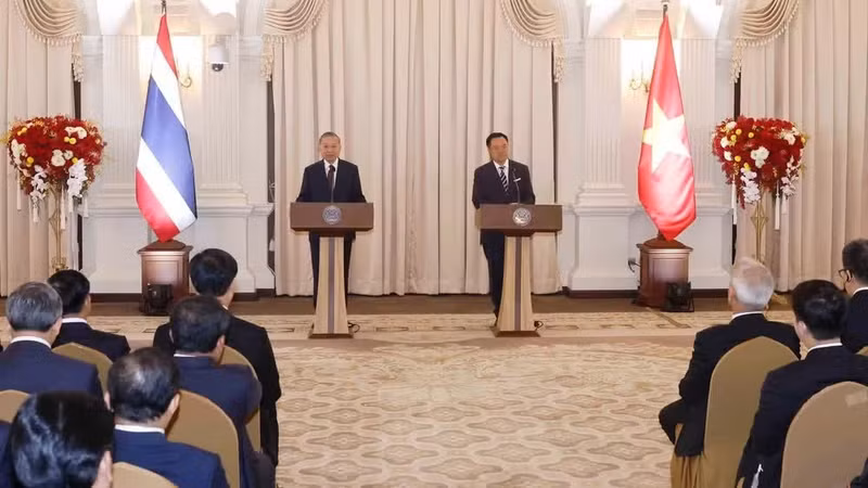 General Secretary of the Communist Party of Viet Nam Central Committee and President of Viet Nam To Lam (left) and Thai Prime Minister Anutin Charnvirakul meet with the press in Bangkok on May 28 to announce the outcomes of their talks. (Photo: VNA) 
