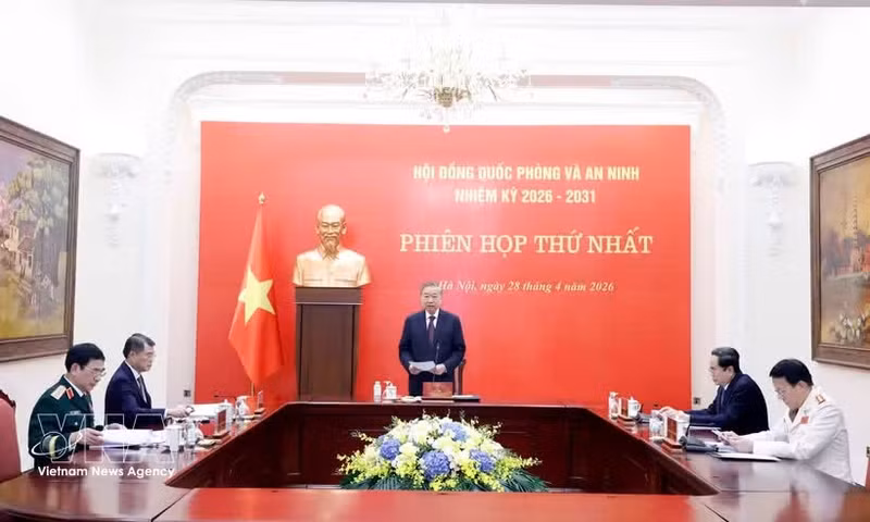 Party General Secretary and State President To Lam, Chairman of the Council for National Defence and Security in the 2026–2031 tenure, addresses the first meeting of the council in Ha Noi on April 28. (Photo: VNA)