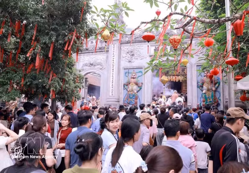 The northern province of Phu Tho welcomes nearly 6.5 million visitors during the 2026 Hung Kings Commemoration Day and the Hung Kings Temple Festival. (Photo: VNA)
