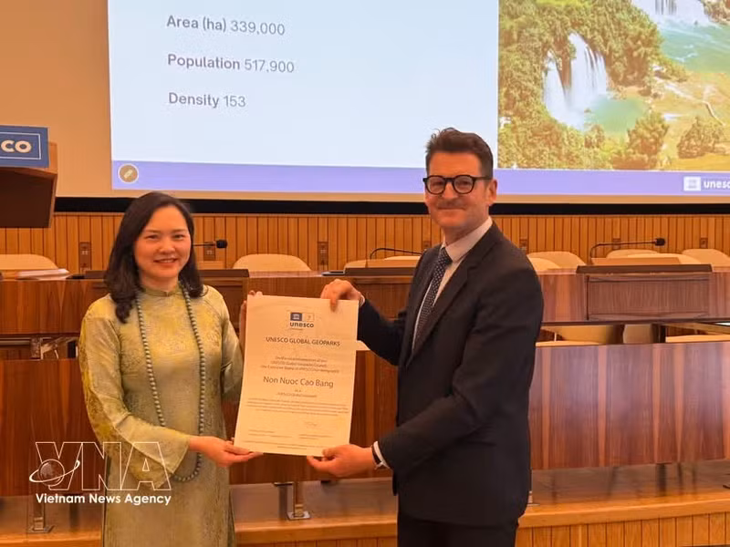 Ambassador Nguyen Thi Van Anh (L), Permanent Representative of Viet Nam to UNESCO, receives the Certificate of Re-recognition for the Non Nuoc Cao Bang Global Geopark. (Photo: VNA)