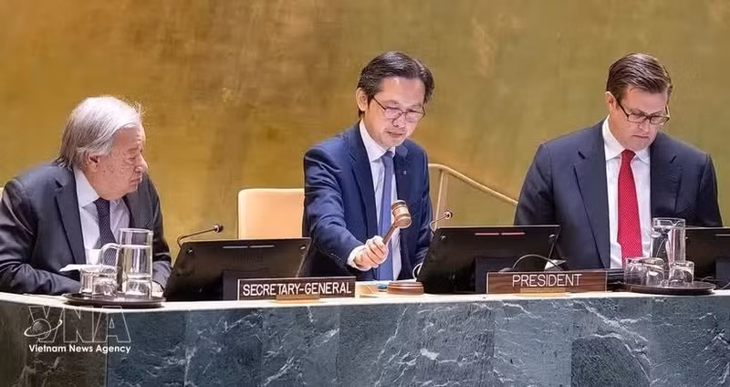 Ambassador Do Hung Viet (centre), Viet Nam’s Permanent Representative to the UN chairs the opening session of the 11th Review Conference of the Parties to the Treaty on the Non-Proliferation of Nuclear Weapons (NPT) in New York on April 27. (Photo: VNA)