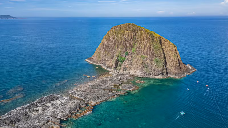 The combination of the reef’s enchanting beauty and the unhurried rhythm of life in the surrounding fishing villages has turned Hon Yen into a magnet for travellers who seek unspoilt natural beauty.