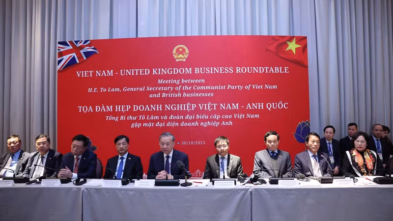 General Secretary of the Communist Party of Viet Nam To Lam and the Vietnamese delegation at the Viet Nam–UK Business Roundtable in London on October 30, 2025. (Photo: VNA)
