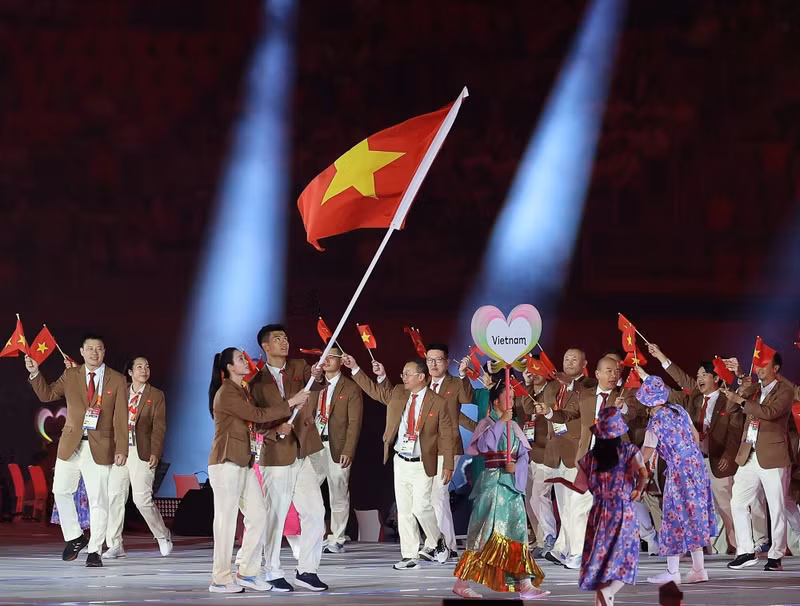 Members of the Vietnamese sports delegation parade at the opening ceremony of the 2026 Asian Games in Nagoya, Japan, on September 19, 2026. (Photo: Xinhua/VNA)