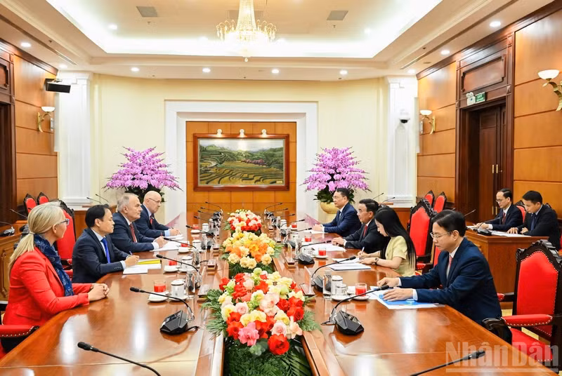 The meeting between Politburo Member and Standing Member of the Communist Party of Viet Nam (CPV) Central Committee’s Secretariat Tran Cam Tu and President of the Hungarian Workers’ Party Gyula Thürmer in Ha Noi on October 5, 2026 (Photo: Duy Linh)
