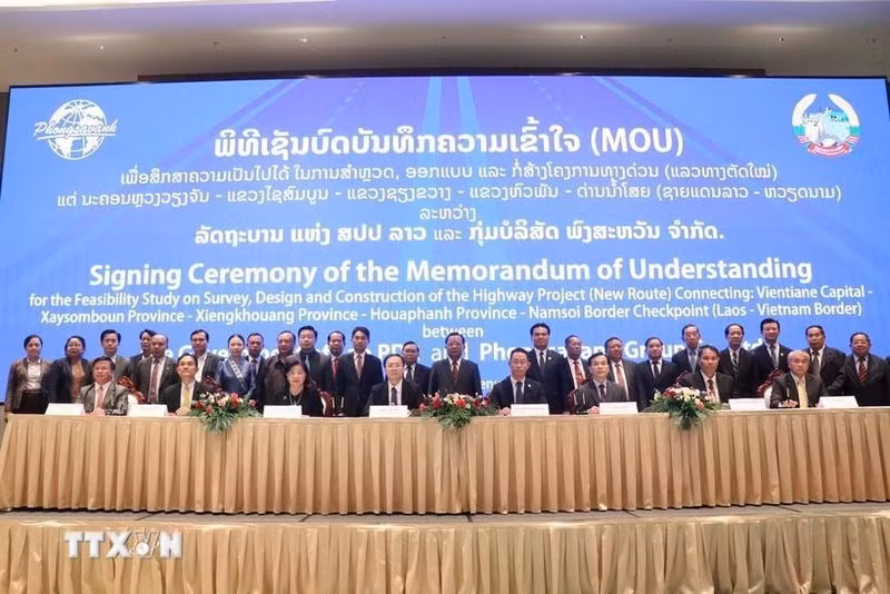 The signing of a Memorandum of Understanding (MoU) between the Lao Ministry of Planning and Investment and Phongsavanh Group. (Photo: VNA)