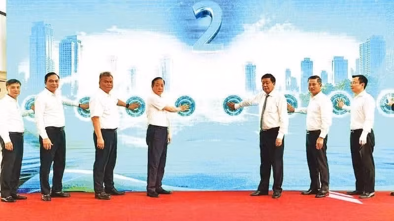 Ha Noi leaders launch the integrated multimodal electronic ticketing system for the capital’s public transport network.