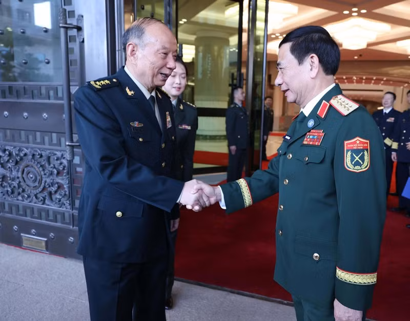 Vietnamese Deputy Prime Minister and Minister of National Defence General Phan Van Giang (right) meets with Senior Lieutenant General Zhang Shengmin, Vice Chairman of China's Central Military Commission, in Beijing on September 16, 2026. (Photo published by VNA) 
