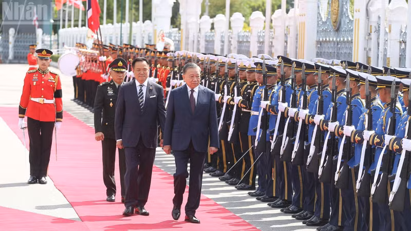 General Secretary and President To Lam and Thai Prime Minister Anutin Charnvirakul review the guard of honour. (Photo: Xuan Son)