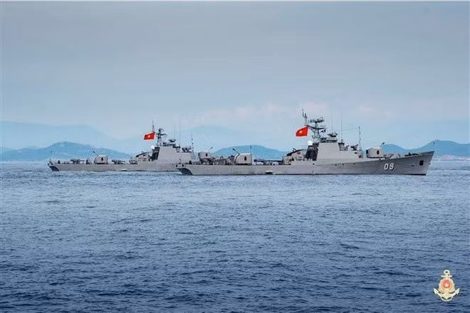 159-class anti-submarine frigates in the parade. (Photo: VNA)