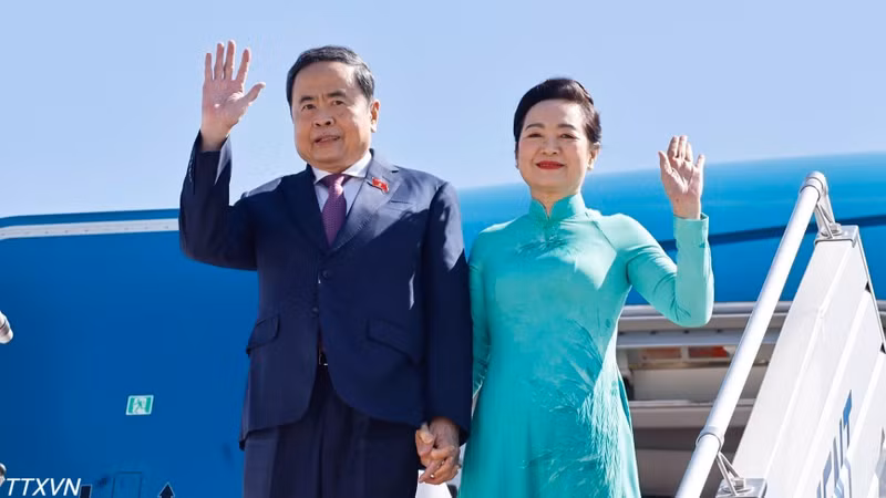 National Assembly President Tran Thanh Man and his spouse arrive in the capital Ulaanbaatar to begin their official visit to Mongolia. (Photo: VNA)