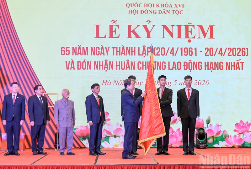 National Assembly Chairman Tran Thanh Man presents the President’s first-class labour order to the Council for Ethnic Affairs of the National Assembly in Ha Noi on May 28, 2026. (Photo: Duy Linh)