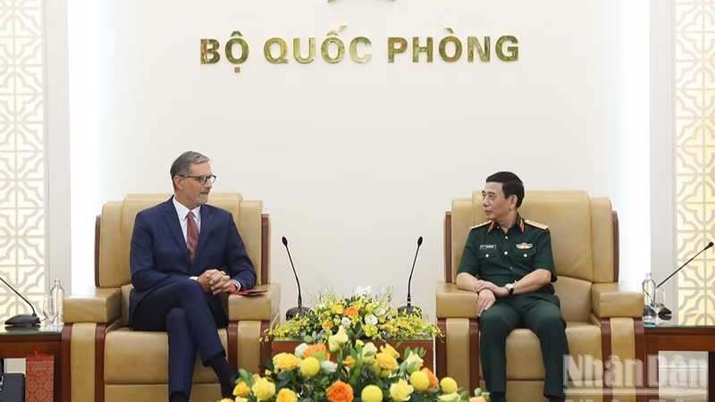 Deputy Prime Minister and Defence Minister Phan Van Giang (right) receives French Ambassador to Viet Nam Olivier Brochet. 