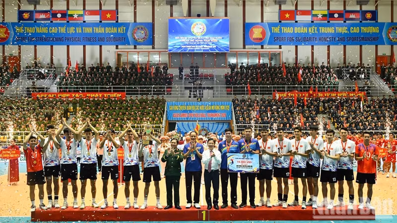 The championship title of the ASEAN Armies’ Open Volleyball Tournament 2026 presented to the Viet Nam People’s Army team in Ha Noi on August 25. (Photo: VNA)