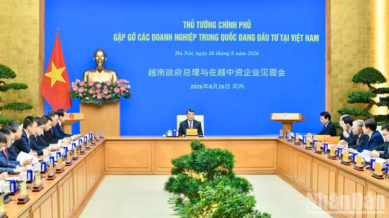 PM Le Minh Hung meets with Chinese business representatives on August 26. (Photo: Thanh Giang)