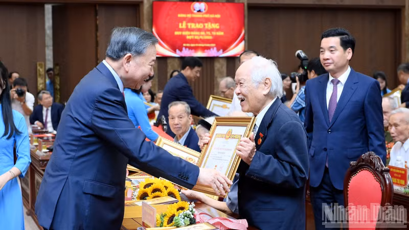 General Secretary and President To Lam honours senior Party members at the ceremony in Ha Noi on August 26, 2026. (Photo: Dang Khoa) 