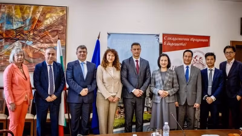 Vietnamese Ambassador to Bulgaria Nguyen Thi Minh Nguyet (fourth from right) and other participants in the conference.