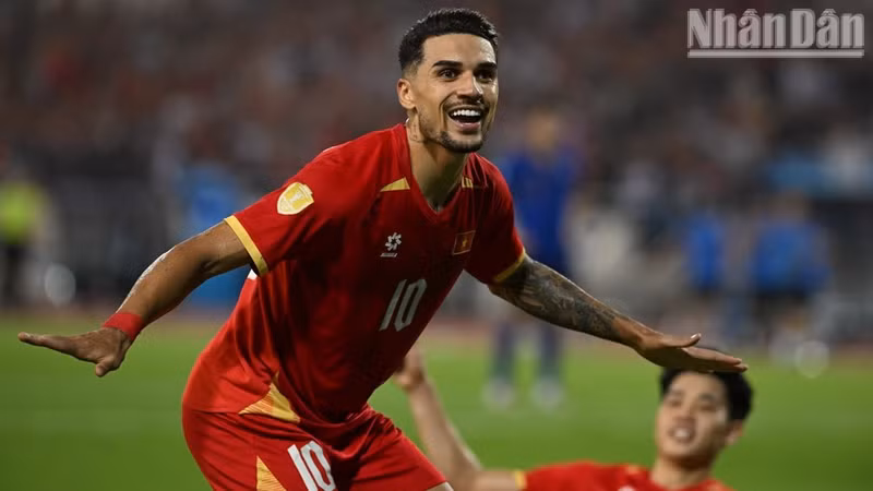 Hoang Hen celebrates after assisting the equaliser for Viet Nam. (Photo: Tran Hai)