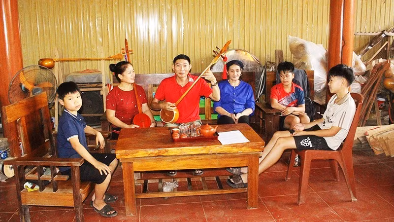 Ma Van Truc’s family members gather to sing Then songs in their free time. 