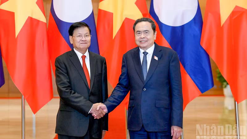 Vietnamese NA Chairman Tran Thanh Man shakes hands with Party General Secretary and President of Laos Thongloun Sisoulith. (Photo: NDO)