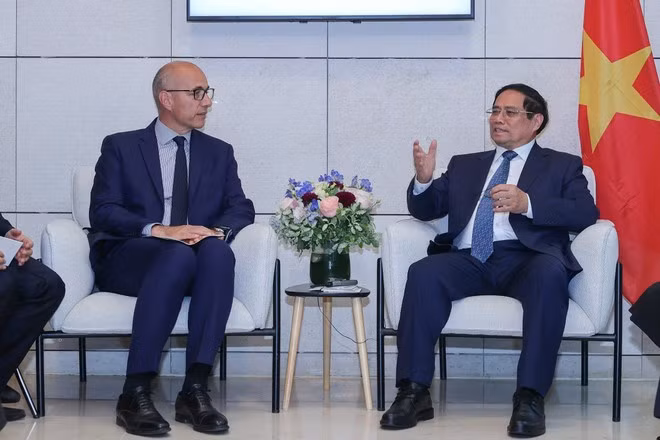 PM Pham Minh Chinh (R) at the meeting with Philippe Bardol, Senior Vice President Asia Pacific, International &amp; Public Affairs at Safran (Photo: VNA)