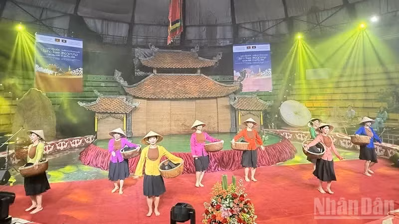 A performance at the opening ceremony of the Viet Nam Cultural Week in Laos.