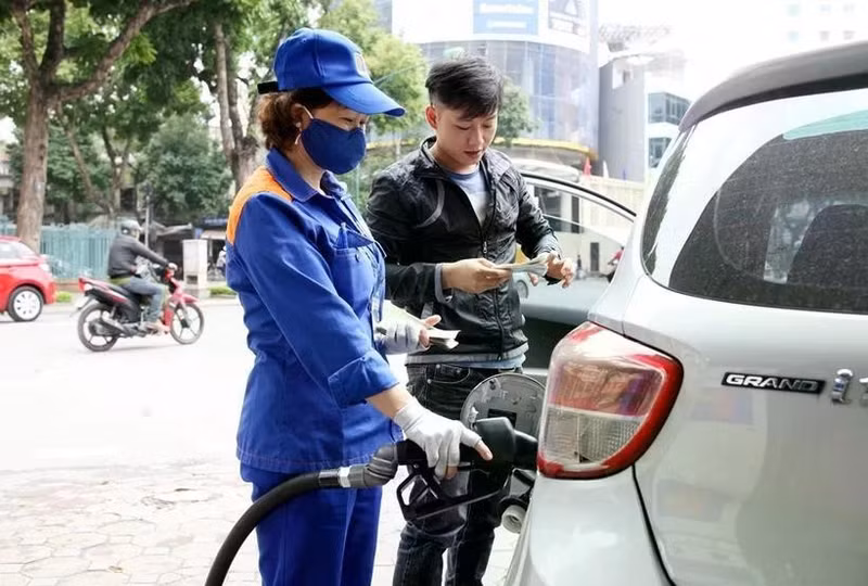 Domestic fuel prices adjusted upward from 3pm on June 12. (Photo: VNA) 
