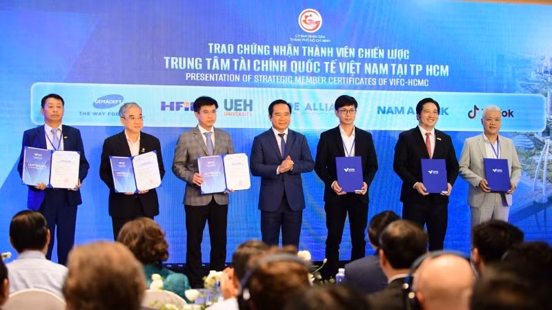 Ho Chi Minh City leaders present certificates to strategic members of the International Financial Centre in Ho Chi Minh City.
