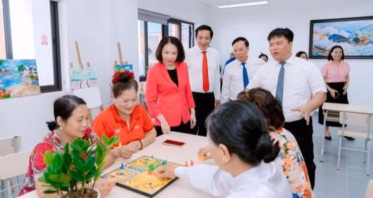 Ha Noi leaders visit an elderly healthcare centre in Long Bien Ward. (Photo: NDO)