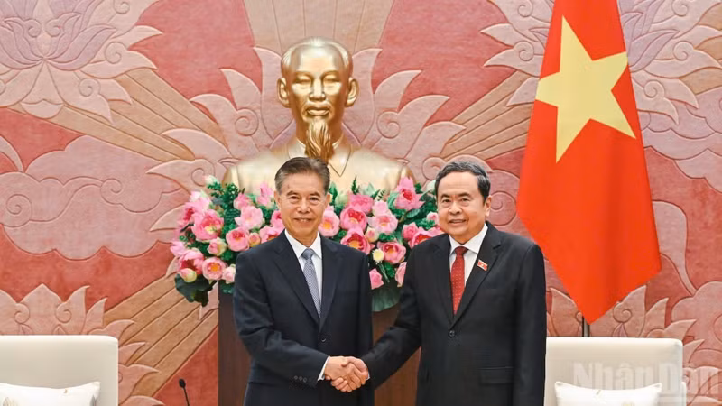 National Assembly President Tran Thanh Man (right) receives Chairman of the Financial and Economic Affairs Committee of the National People’s Congress of China (NPC) Zhong Shan in Ha Noi on September 16. (Photo: Duy Linh)